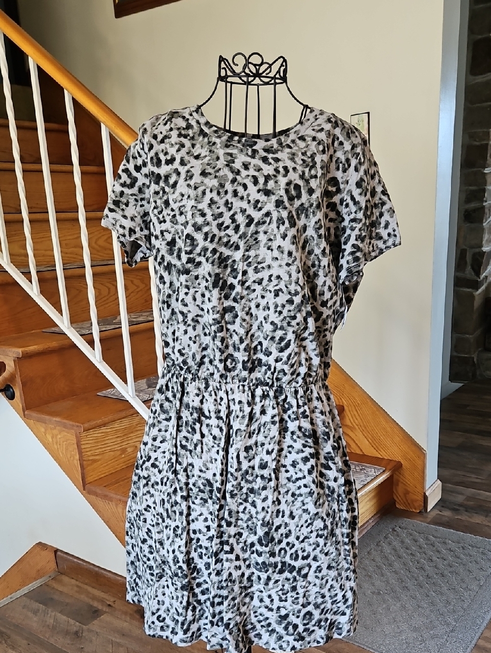 👗Old Navy Gray Short Sleeve Leopard Print Dress
